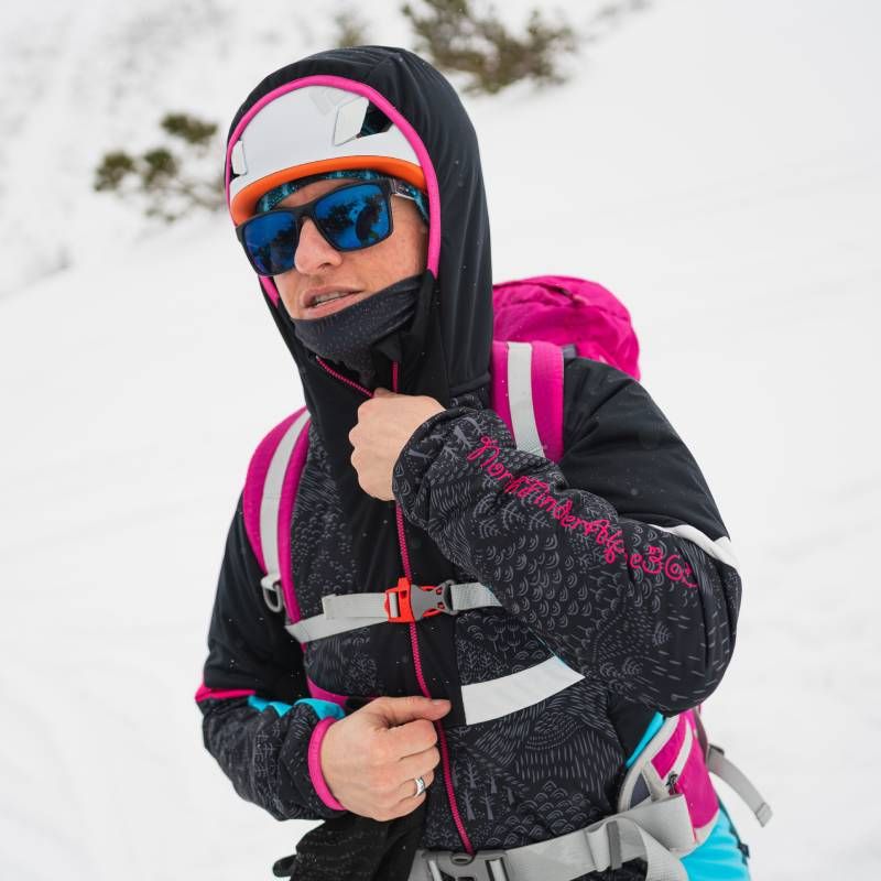 The technical women’s ROHACE jacket for intensive winter sports